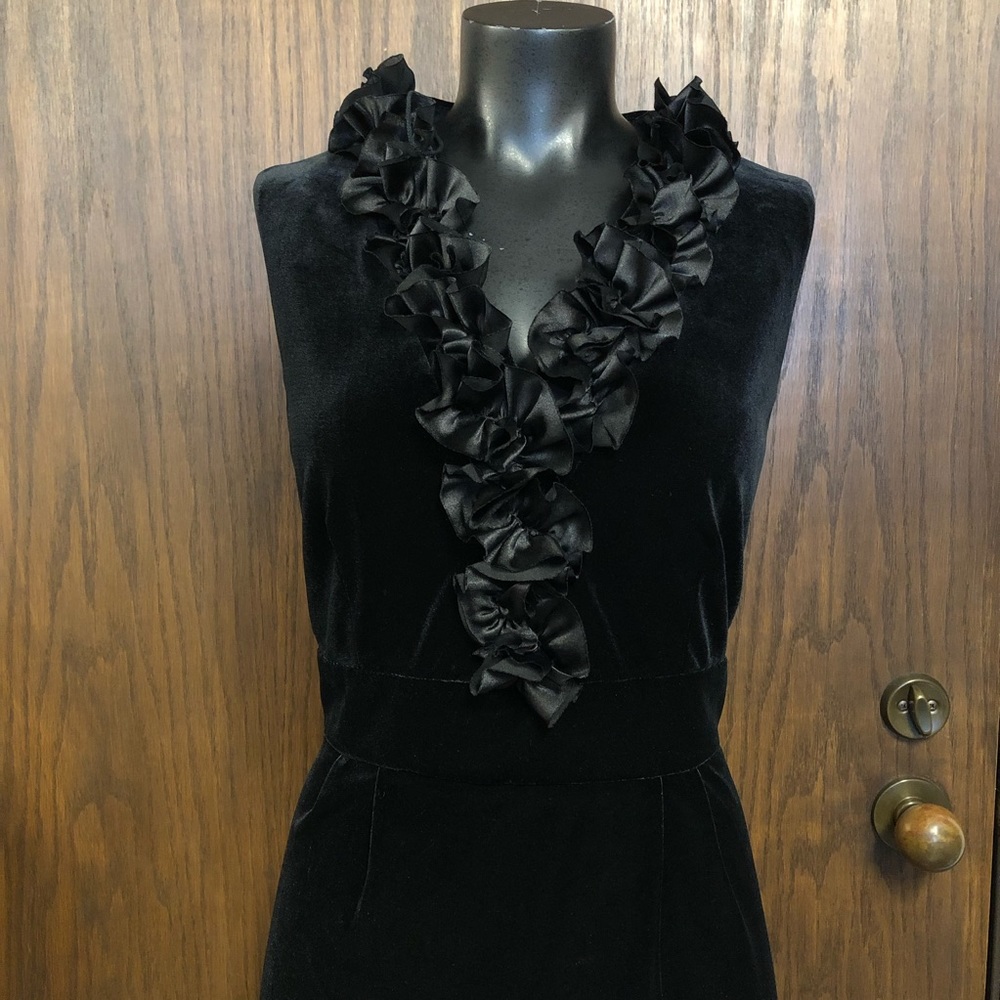 Dressbarn Black Ruffle Collar Stretch Velvet Sleeveless Dress 14